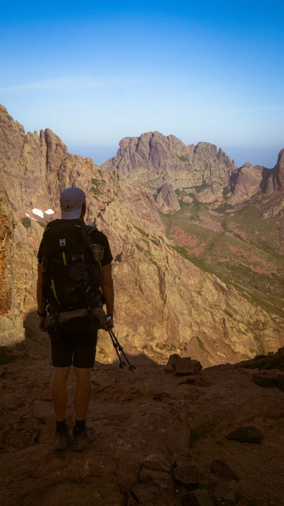 Montagne Corses sur le GR20, une personne regarde l'horizon